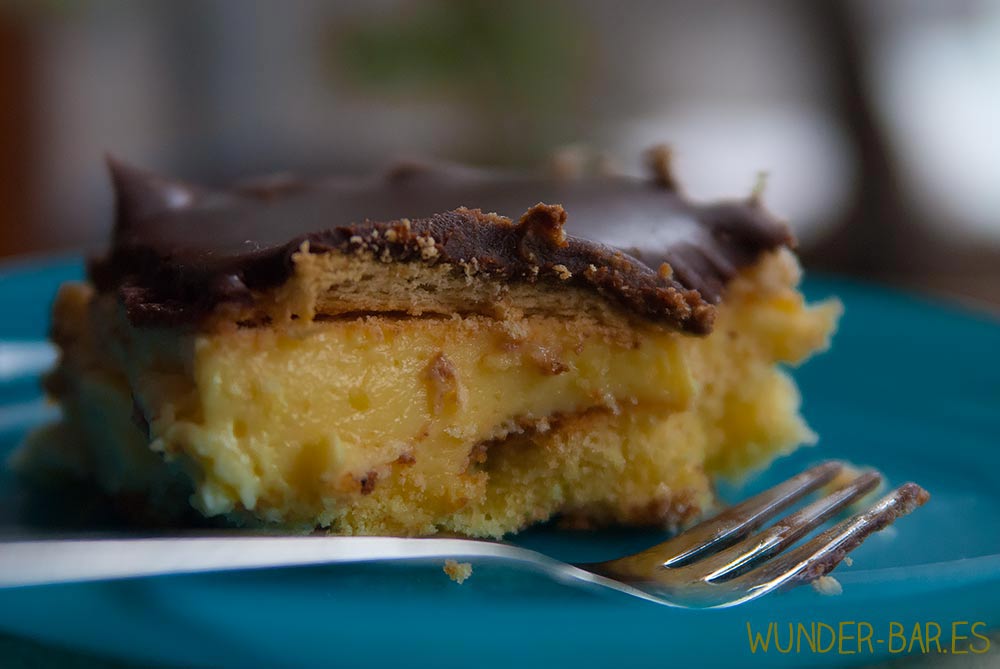 So machst Du leckeren cremigen Puddingkuchen mit einer zarten Schokoladendecke ganz leicht und schnell selbst. Der gelingt garantiert! #puddingkuchen #schokokuchen #nigeriakuchen