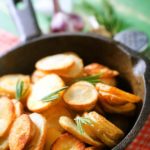 Einfaches, schnelles Rezept für die perfekten Bratkartoffeln.