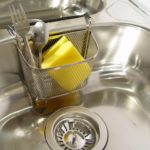 Spüle reinigen mit Hausmitteln | Edelstahl im Handumdrehen zum Glänzen bringen