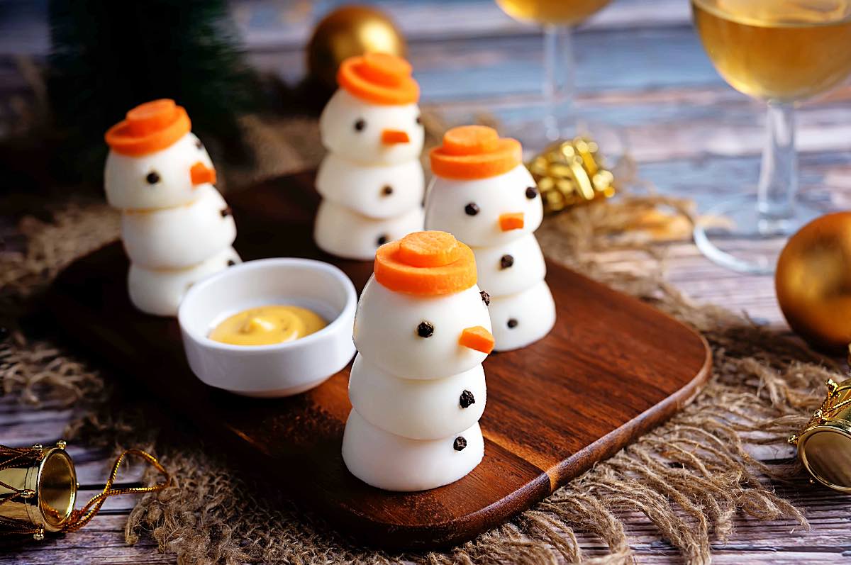 Schneemann aus gekochten Eiern als Fingerfood zu Silvester