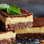 Leckerer Blechkuchen mit Pudding und Schokolade