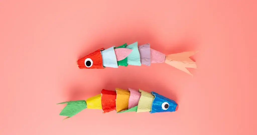 Bunte Fische aus bemalten Eierkartonstücken – kreative und einfache Bastelidee für Kinder