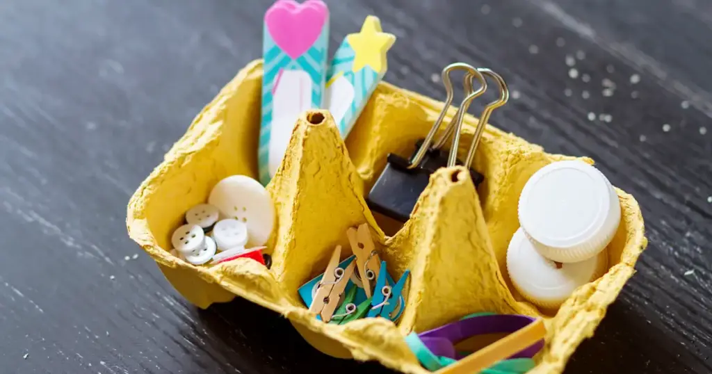 Bunter Eierkarton als Organizer für Büroklammern, Knöpfe und Kleinteile – praktische DIY-Lösung für den Schreibtisch