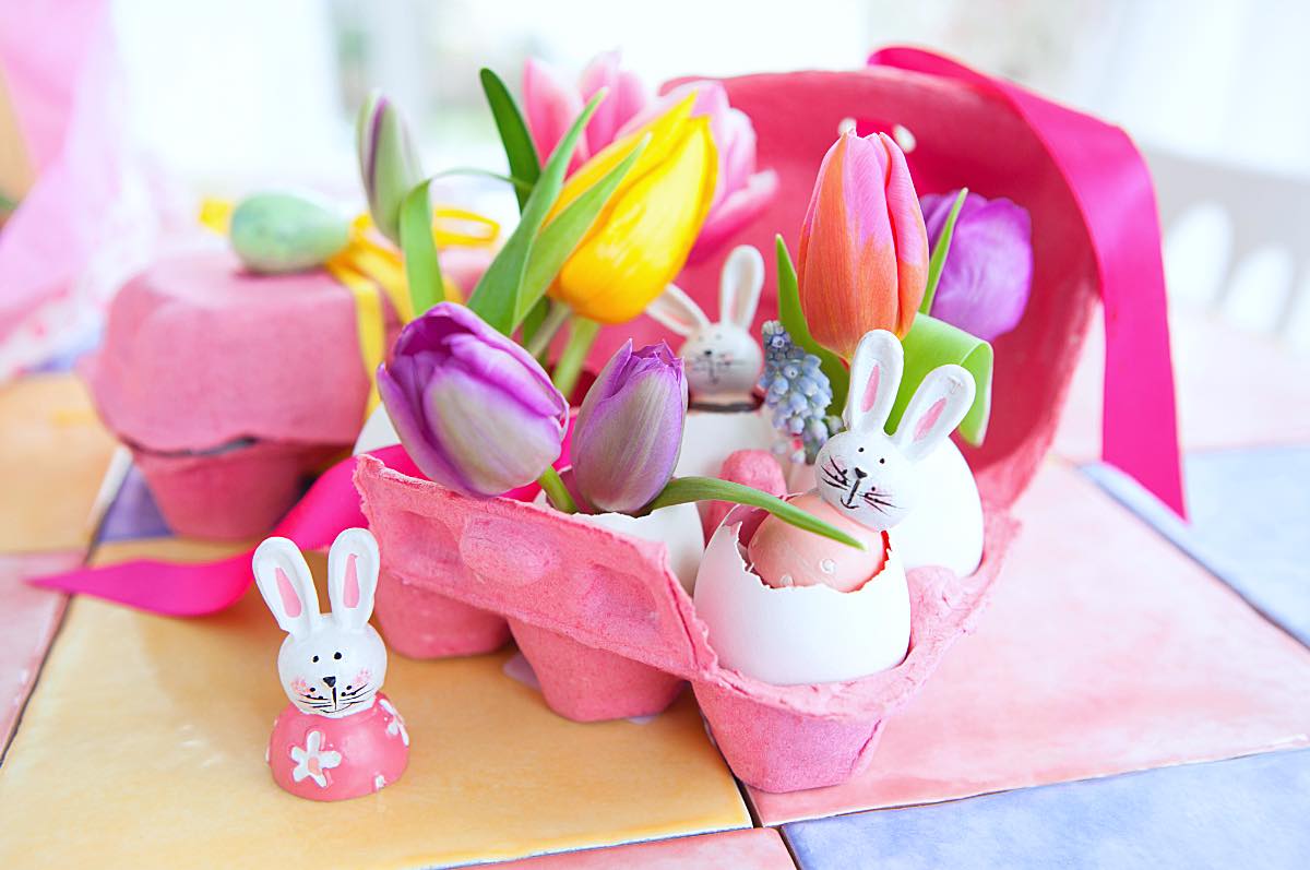 Blumen-Deko aus Eierschalen und einem Eierkarton