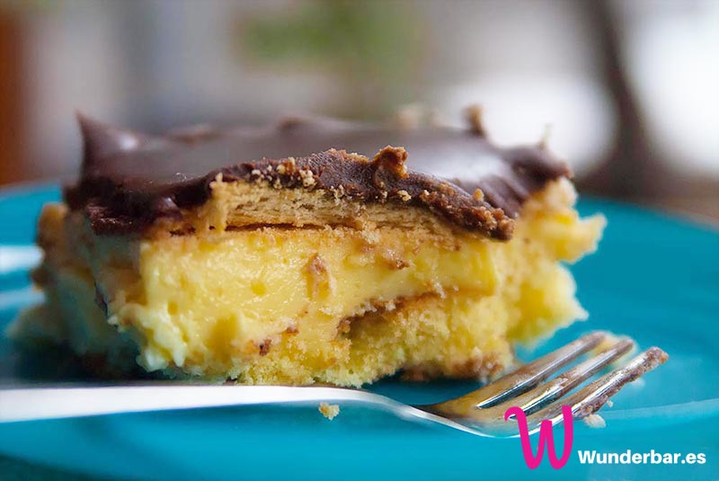 Schoko-Puddingkuchen mit Butterkeksen & Schokoguss – einfach & cremig