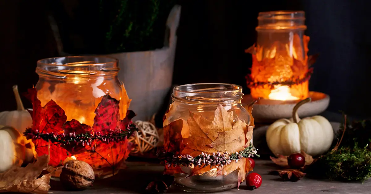Ein leeres Marmeladenglas und schöne Blätter ergeben eine tolle Herbstdeko