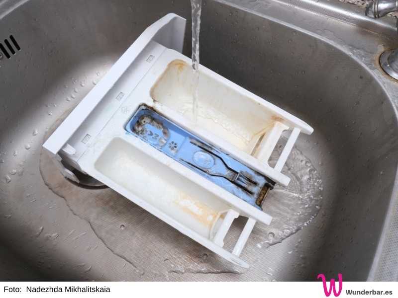 Das Waschmittelfach der Waschmaschine sollte regelmässig gereinigt werden. Müffelnde Wäsche und eine schlecht riechende Waschmaschine haben hier oft ihren Ursprung.