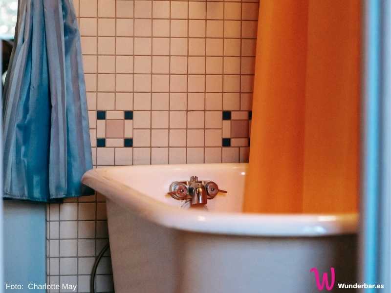 Beim Frühjahrsputz unbedingt an den Duschvorhang denken. Vor allem wenn er in einer Badewanne hängt, bildet sich am unteren Rand sehr schnell ein unschöner Belag.