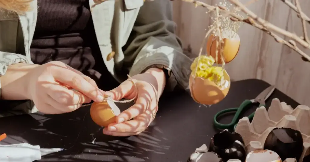 Basteln mit Eierschalen für Ostern. Kleine dekorierte Anhänger für den Osterstrauß