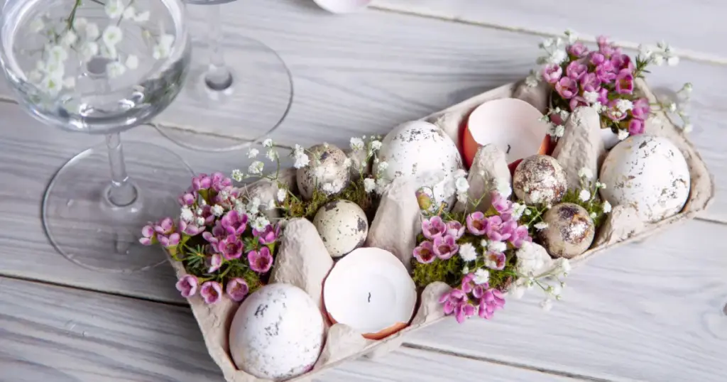 Osterdeko mit Eierschalen, Blümchen und kleinen Kerzen – kreative Upcycling-Idee für den Frühling