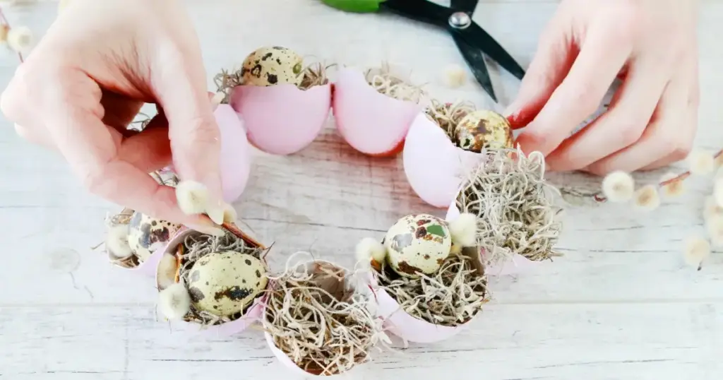 Osterdeko mit Eierschalen, Blümchen und kleinen Kerzen – kreative Upcycling-Idee für den Frühling