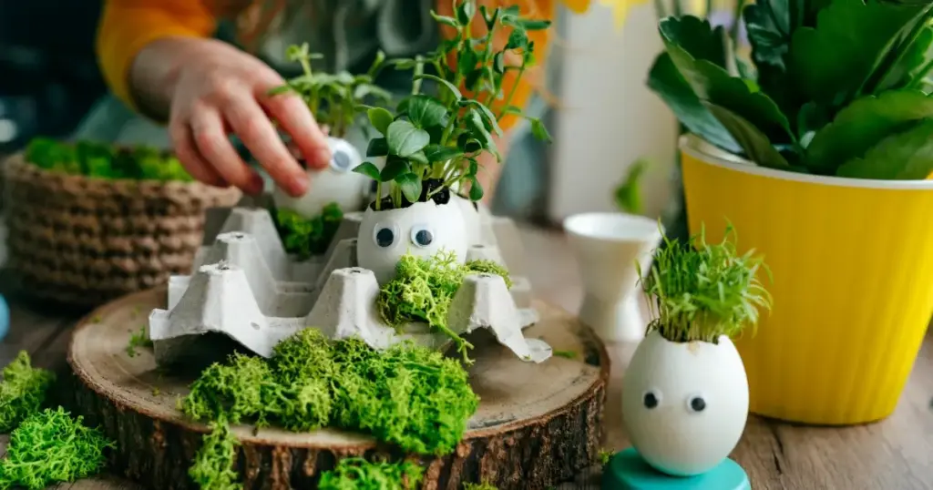 DIY-Bastelidee mit Eierschalen: Kleine lustige Pflanztöpfe mit Kresse und Wackelaugen als originelle Frühlingsdeko