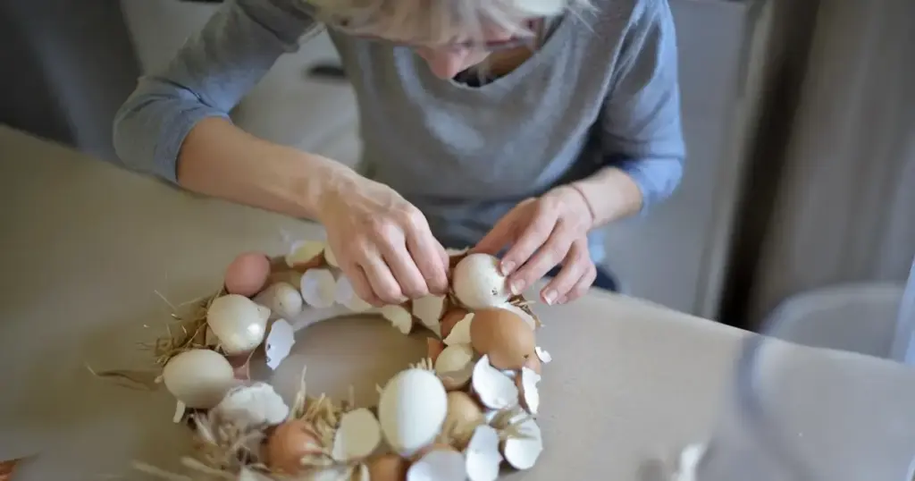 DIY-Osterkranz mit bemalten Eierschalen, Deko-Eiern und Moos – nachhaltige Frühlingsdeko zum Selbermachen
