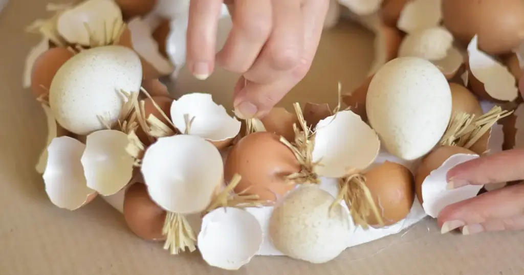 DIY-Osterkranz mit Eierschalen und Stroh – nachhaltige Frühlingsdeko zum Selbermachen