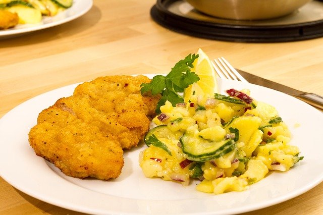 Kartoffelsalat mit Essig und Öl ist ein perfekter Begleiter zu Schnitzel