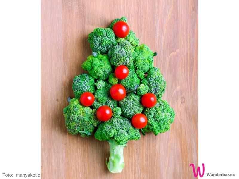 Essbarer Weihnachtsbaum aus Brokkoli und Tomaten