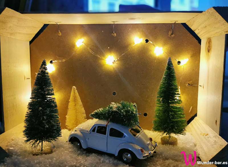 Für diese weihnachtliche Szene in einer Mandarinenkiste habe ich glitzernden Kunstschnee, einen Leuchtdraht mit Sternen, kleinere Dekotannen und einen Weihnachts-VW Käfer verwendet. 