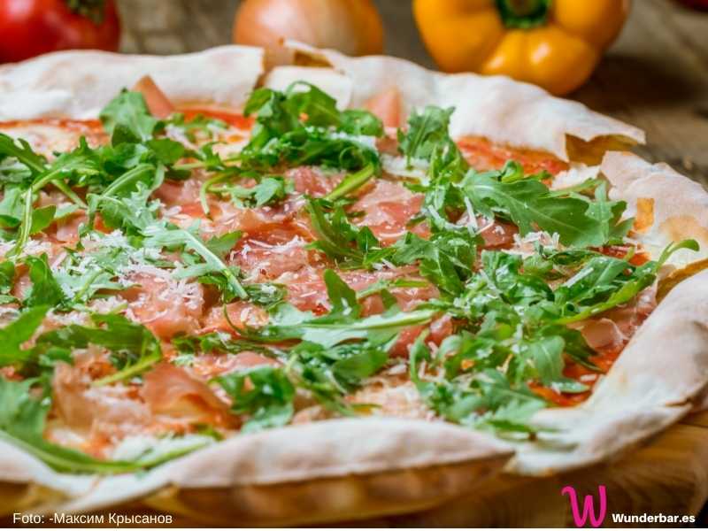 Pizza mit Rucola und Parmaschinken ist schnell und einfach gemacht. Man kann praktisch nichts falsch machen.