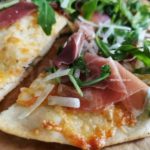 Pizza mit Parmaschinken, Rucola und Parmesan | Rezept für Pizza Bianca