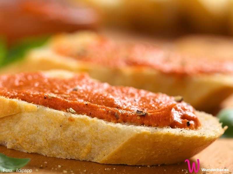 Kräuterbutter - Die köstliche würzige Tomatenbutter schmeckt auf einem Stück knusprigen Baguette nach einem Urlaubsabend am Mittelmeer
