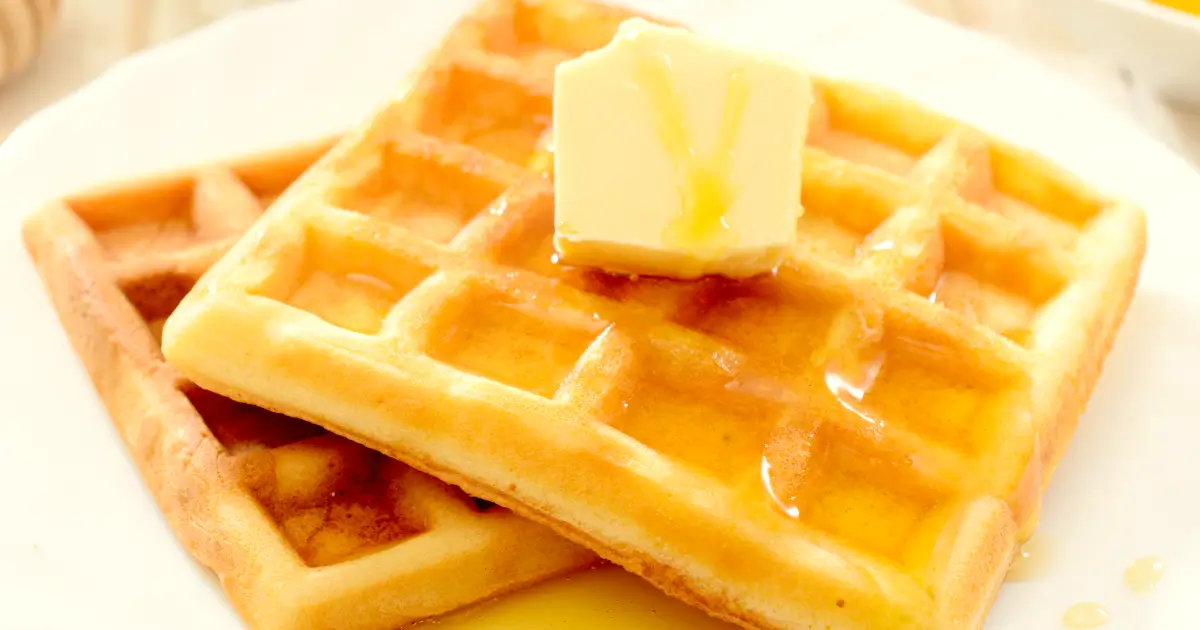 Die selbst gemachte Karamellbutter schmeckt zu Waffeln und Pfannkuchen fantastisch