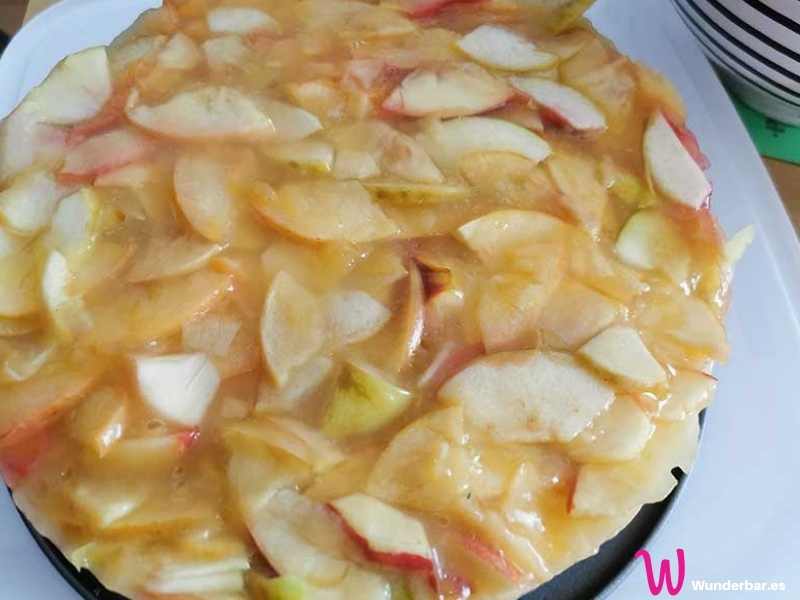 Der Apfelkuchen muss eine Weile in den Kühlschrank, damit der Pudding fest werden kann