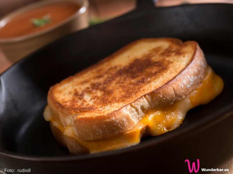 Wichtig ist, die Aussenseiten des Grilled Cheese Sandwich mit Butter zu bestreichen, damit das Brot in der Pfanne nicht verbrennt oder steinhart geröstet wird.
