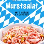 Herzhafter bayrischer Wurstsalat mit Käse und Gürkchen. Einfach zubereitet und eine tolle Idee für das Oktoberfest Buffet