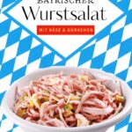 Herzhafter bayrischer Wurstsalat mit Käse und Gürkchen. Einfach zubereitet und eine tolle Idee für das Oktoberfest Buffet