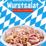Herzhafter bayrischer Wurstsalat mit Käse und Gürkchen. Einfach zubereitet und eine tolle Idee für das Oktoberfest Buffet