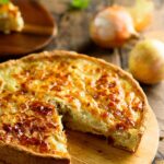 Einfaches, schnelles Rezept für klassischen Zwiebelkuchen mit Speck auf Quark-Öl-Teig