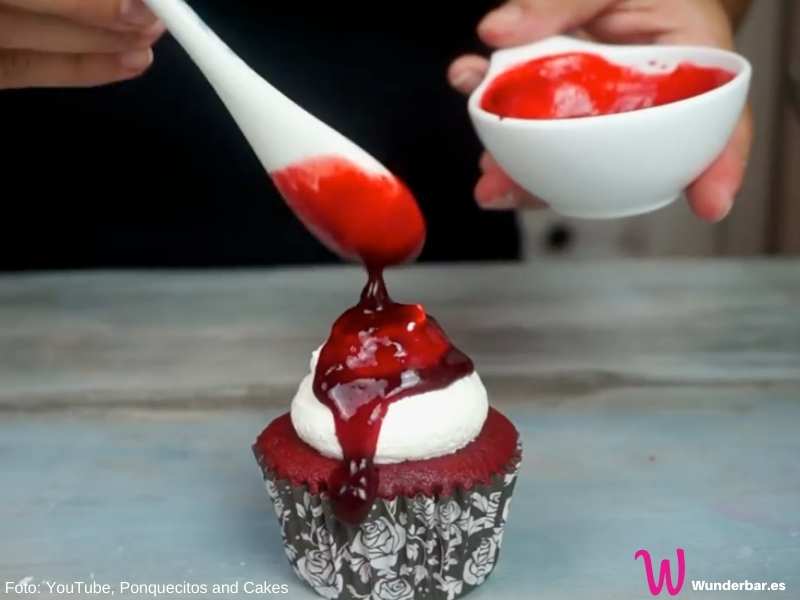Knallrote Fruchtsauce sorgt für den Gruseleffekt bei den Red Velvet Cupcakes