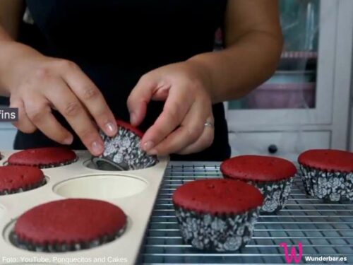 Red Velvet Halloween Muffins mit Gruseleffekt