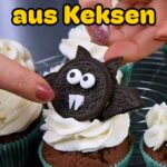Fledermaus Muffins mit Oreo Keksen als süße Halloween Snacks für Kinder und Erwachsene. Einfache Halloween Cupcakes mit cremigem Topping, Fledermausflügeln aus Schokokeksen, essbaren Augen und kleinen Vampirzähnen. Kreative Halloween Muffins zum Selbermachen und Dekorieren für Kindergeburtstage, Halloween Partys, Kindergartenfeiern und ein gruseliges Halloween Buffet.