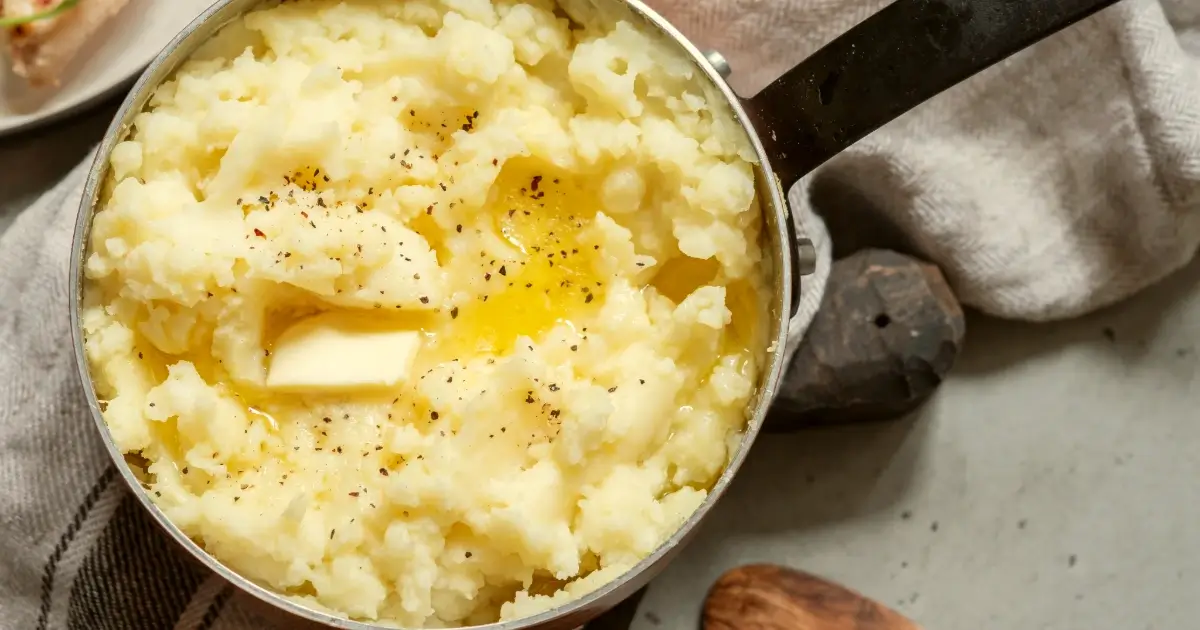 Cremiger Kartoffelbrei mit geschmolzener Butter und Muskat – einfaches und leckeres Rezept.