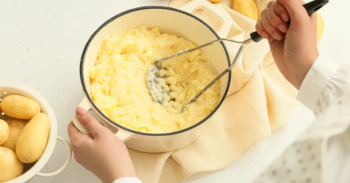 Frisch gestampftes Kartoffelpüree direkt im Topf – so gelingt die perfekte Konsistenz.