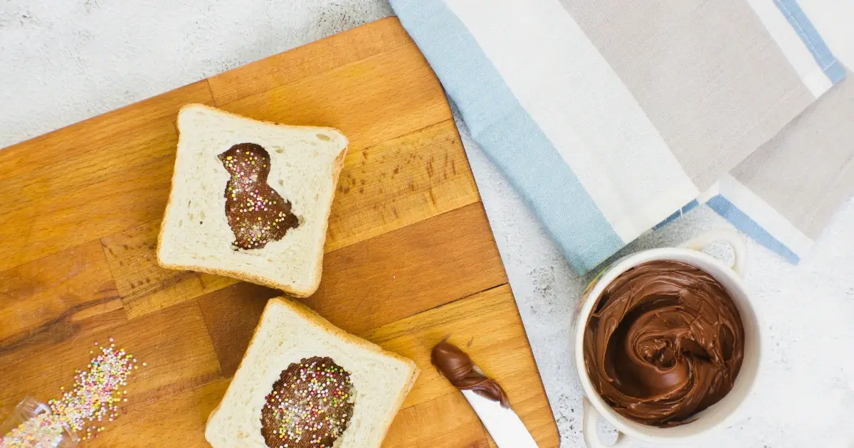 Osterformen werden aus Sandwiches ausgestochen und mit Nuss Nougst Creme gefüllt