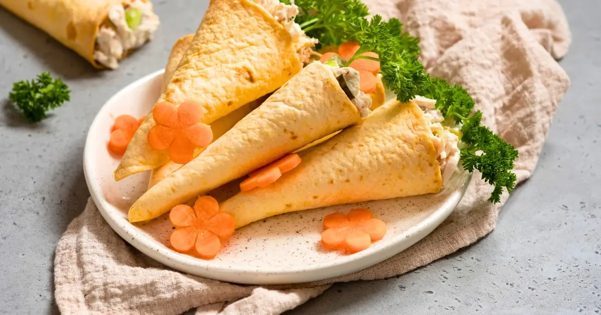 Wraps gefüllt und in Form von Möhren gerollt, kreative Idee für das Osterfrühstück.