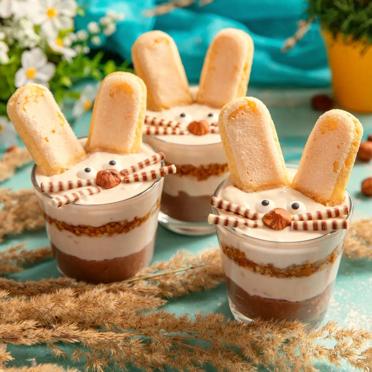 Osterdessert im Glas mit Löffelbiskuit-Hasenohren, ein süßes Rezept für Ostern
