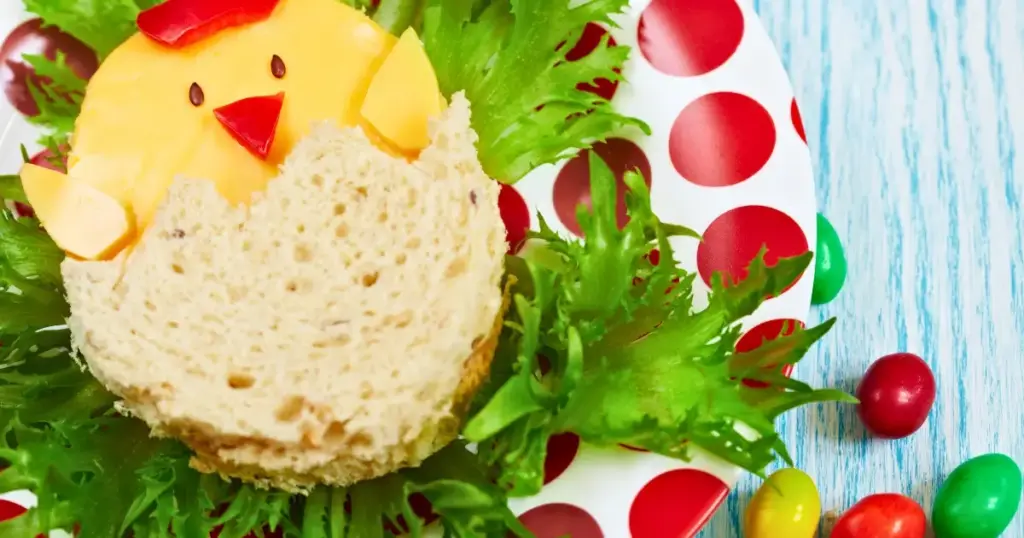 Osterbrot mit Käse. Ein leckeres Sandwich zum Osterfrühstück oder für das Picknick.