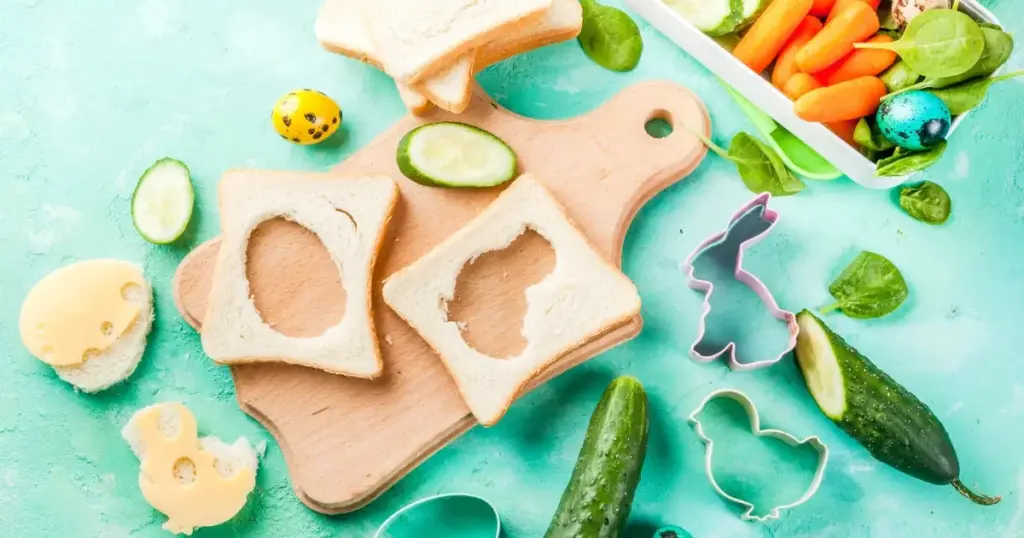 Osterformen werden aus Sandwiches ausgestochen und mit Nuss Nougst Creme gefüllt