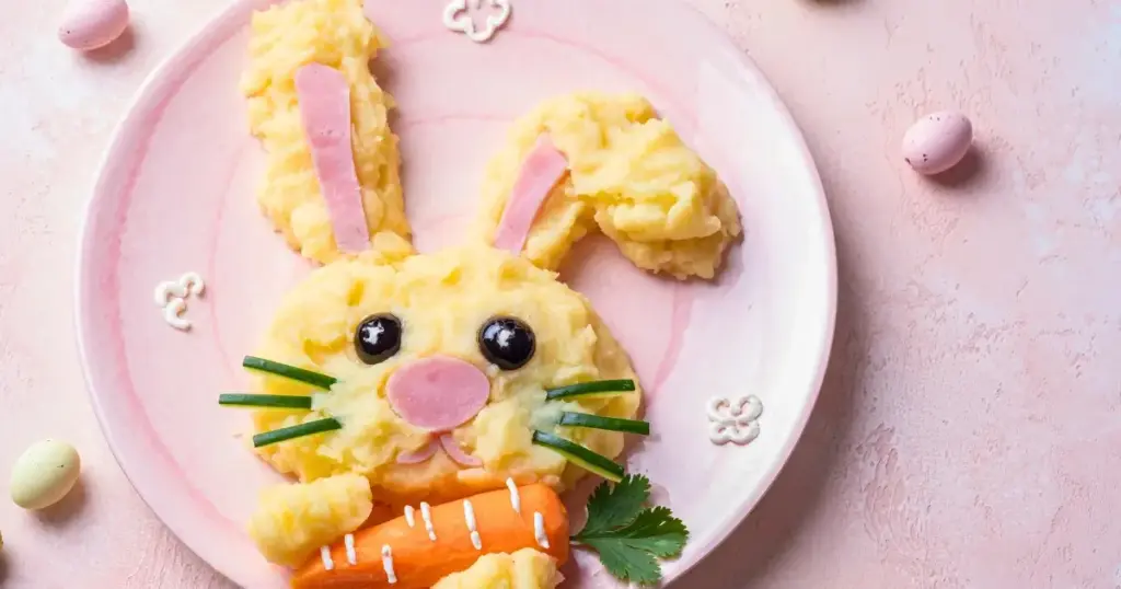 Rührei in Form eines Osterhasens. Herzhafte Überraschung für Kinder beim Osterfrühstück