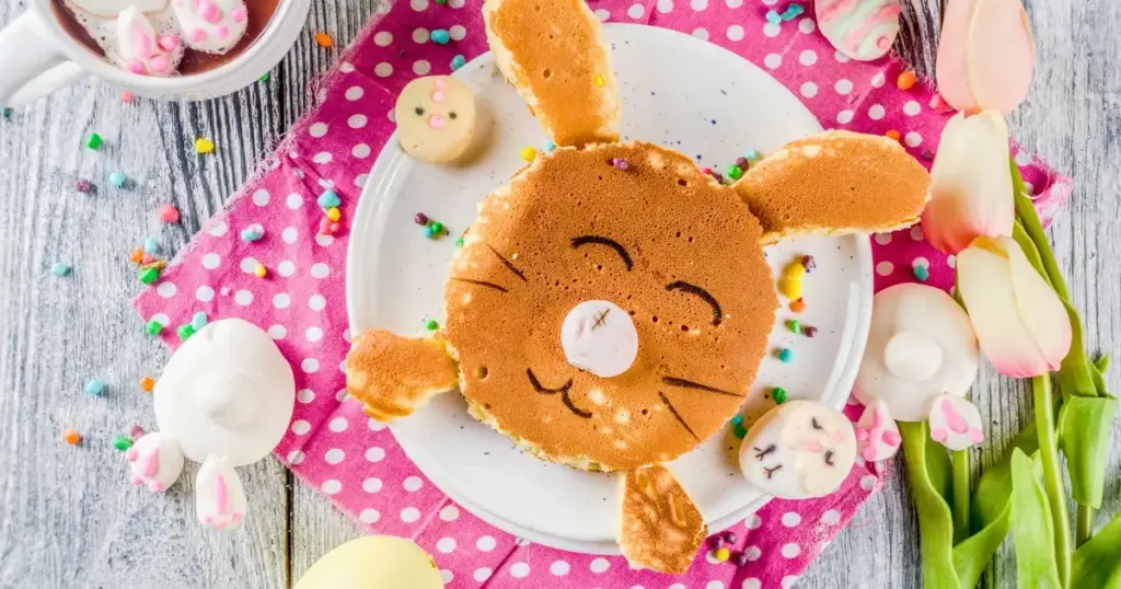 Pfannkuchen in Form eines Osterhasen, serviert zum Osterfrühstück für Kinder.