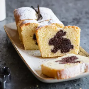 Mit einer Ausstechform wird aus einem Rührkuchen ein Osterkuchen mit einer Überraschung!