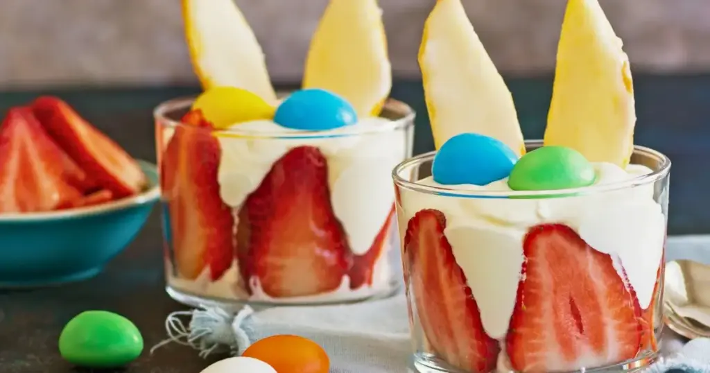 Einfaches Osterdessert für Kinder im Glas: Hasenohren aus Apfelschnitzen auf cremigem Vanillepudding