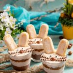 Dieses süße Osterdessert im Glas ist ein echter Hingucker! 🐰🍮 Mit Löffelbiskuit als Hasenohren und cremigem Quark-Schoko-Schichtdessert ist es perfekt für die Ostertafel. Schnell gemacht, super niedlich und ideal für Gäste & Kinder! Jetzt Rezept merken & nachmachen!