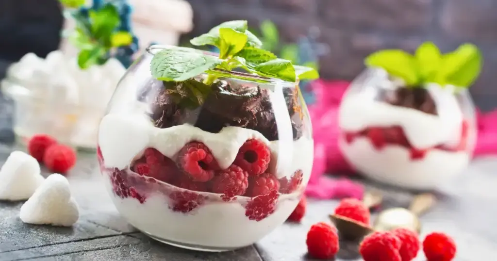 Fruchtiges Osterdessert im Glas: Quarkcreme mit Himbeeren und Schoko