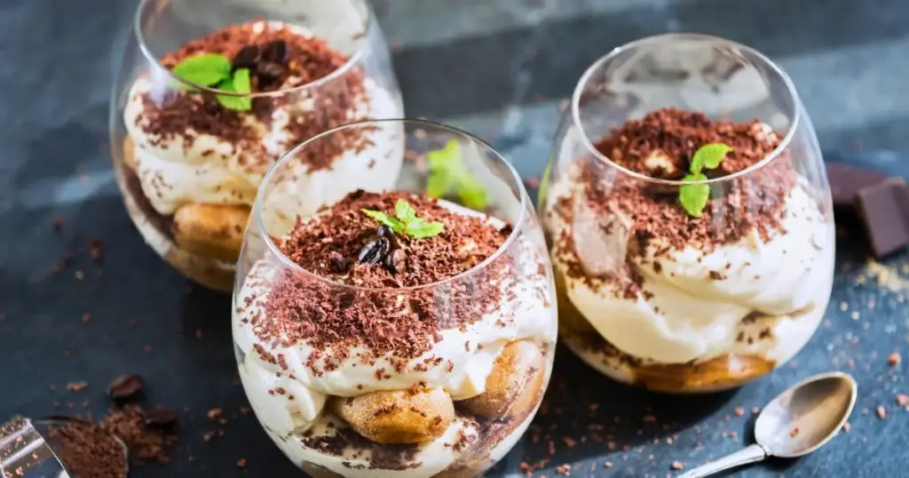 Sahniges Osterdessert im Glas: Schoko mit Quarksahne