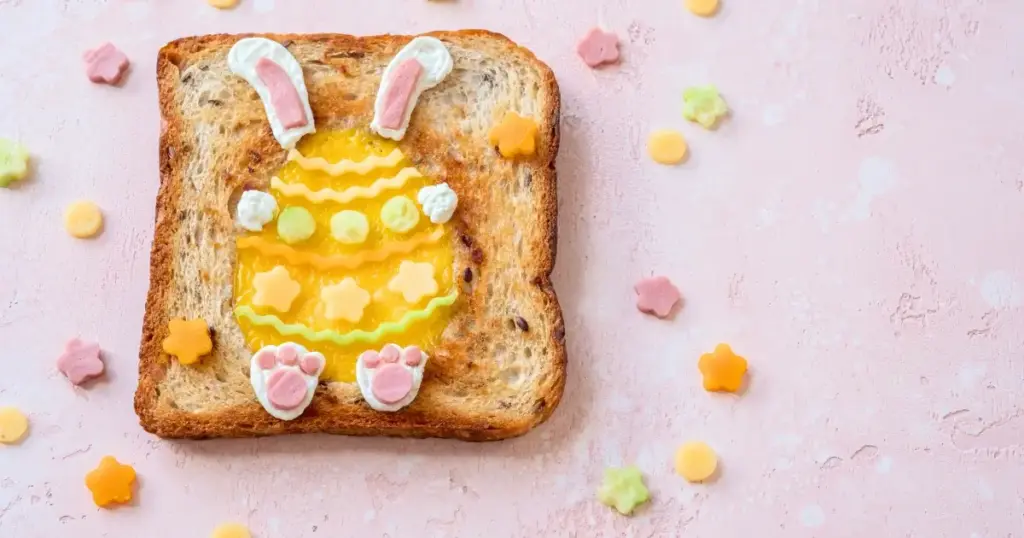 Sandwiches ausgestochen in Form von Osterhasen, belegt mit frischen Zutaten, perfekt für Kinder.