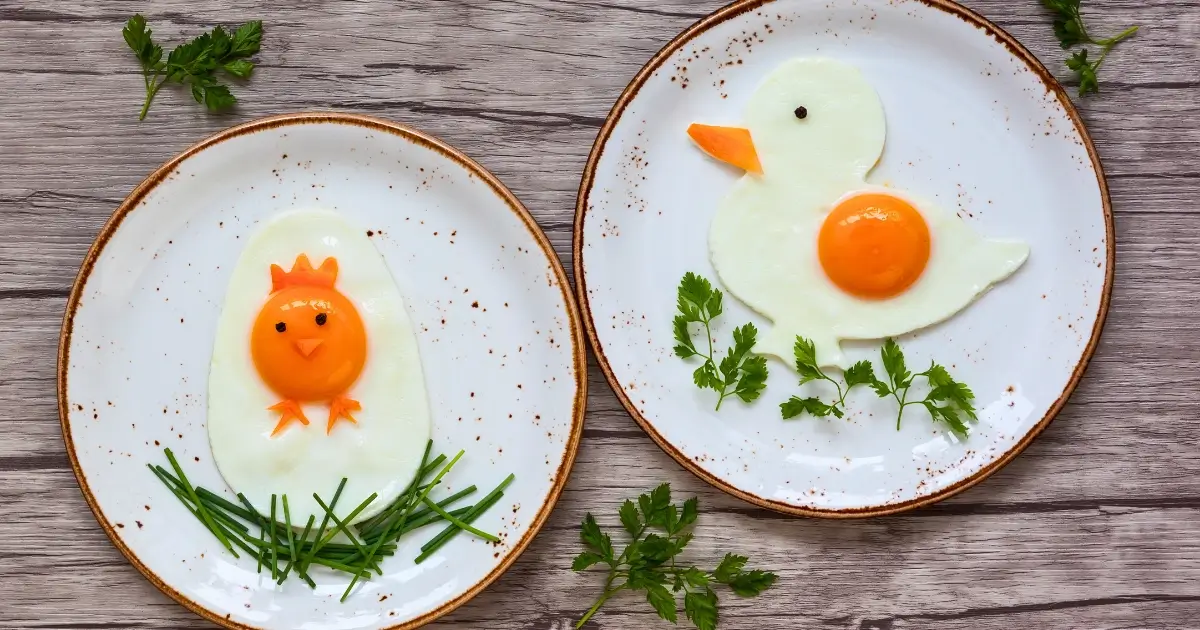Spiegelei kreativ in Form eines Hasen angerichtet, ideal für das Osterfrühstück mit Kindern.